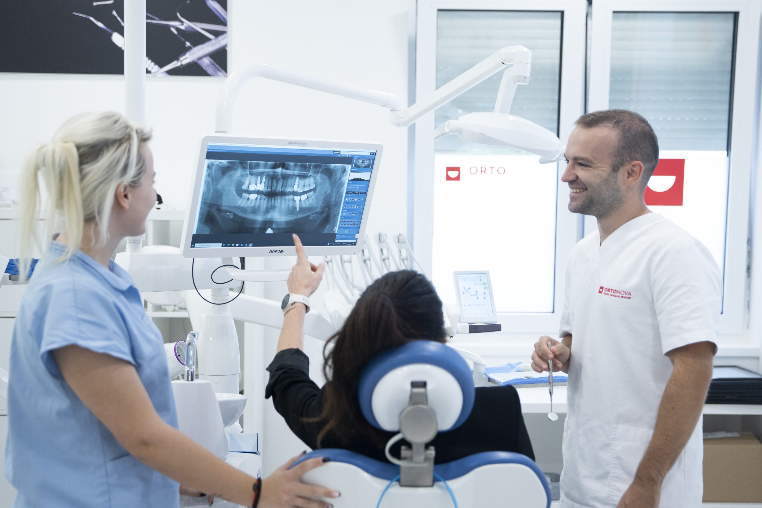Ilustracija razlike između zubnog kamenca i plaka – dentalna higijena